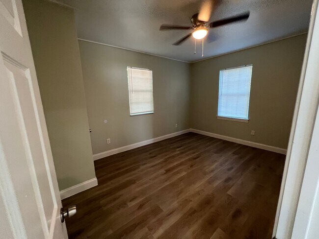 Building Photo - *HALF OFF FIRST MONTH'S RENT/MITAD DEL PRM...