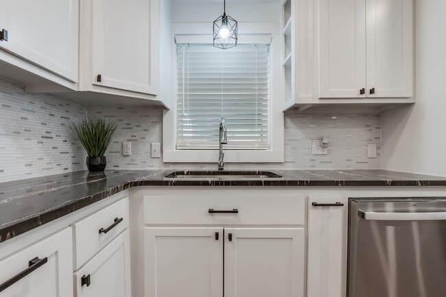 Building Photo - Luxury remodel in NW Oklahoma City