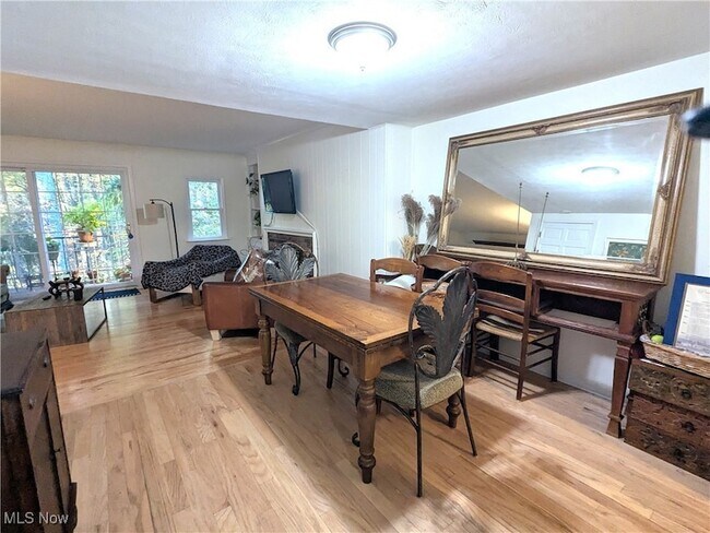 Building Photo - 14 E Carriage Dr