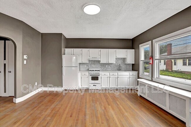 Building Photo - 44 Dover Ave