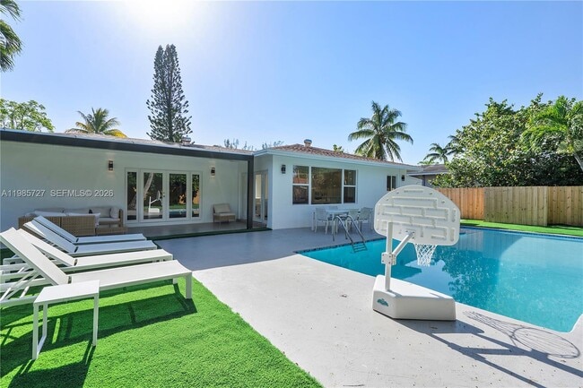 Building Photo - 10801 Peachtree Dr