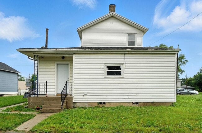 Building Photo - Newly Renovated, Large Home in Dayton!!