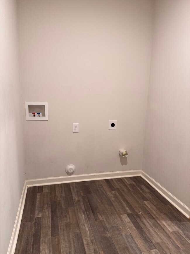 Building Photo - 2 STORY 3 BED, 2.5 BATH HOME LOCATED IN DENTON!!