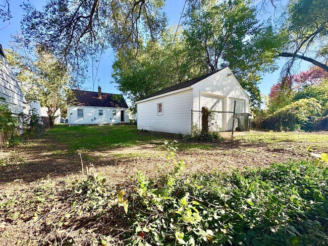 Building Photo - 1317 N Kaley St