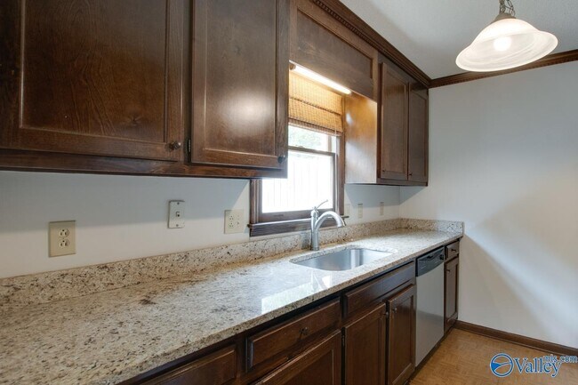 Building Photo - 1008 Heatherwood Dr SE
