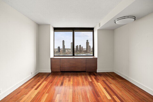 Building Photo - 415 E 37th St