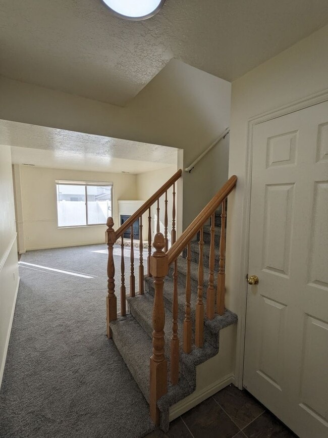 Building Photo - Layton 3 Bed Townhome with Garage & Fenced Yard – 2 Weeks Free!