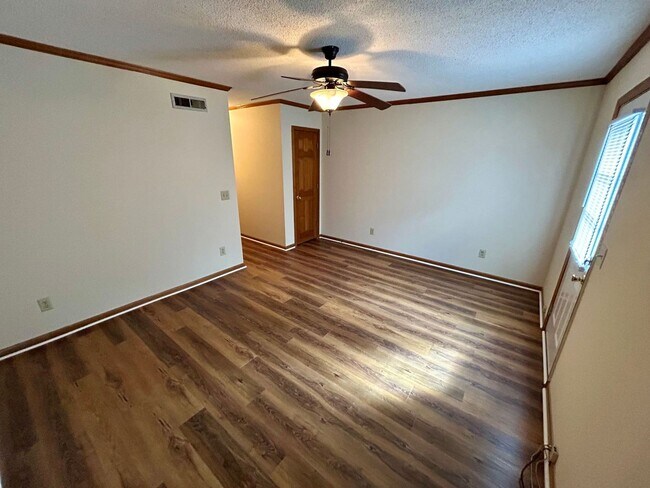 Building Photo - Conveniently Located Townhouse!