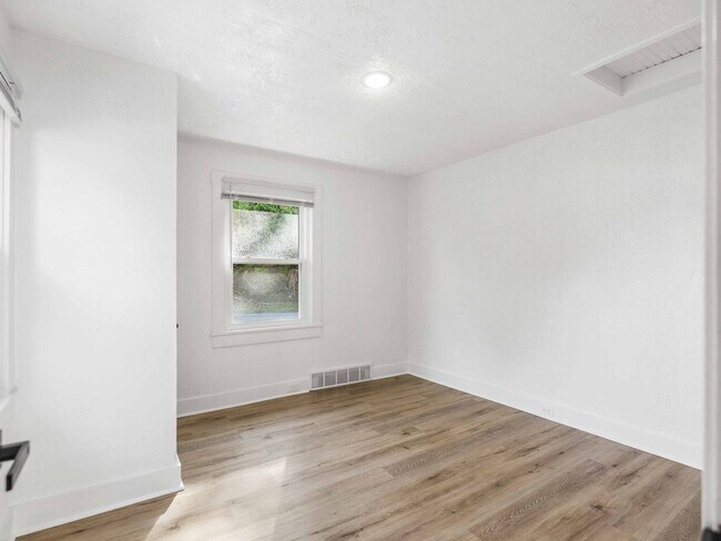 Building Photo - AVAILABLE OCT 1st! Don't miss this RENOVATED 2 bedroom in Penn Hills!