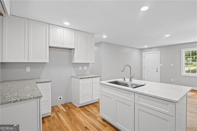 Building Photo - 2889 Macon Dr SW