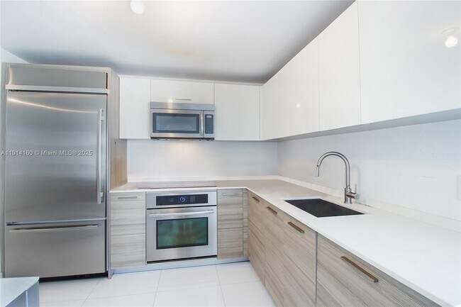 Building Photo - 1300 Brickell Bay Dr