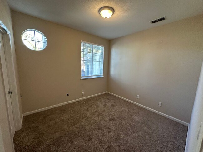 Building Photo - Gorgeous 6 Bedroom, 3 Bath Antioch Home