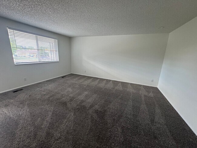 Building Photo - Beautiful home for rent in Murray!