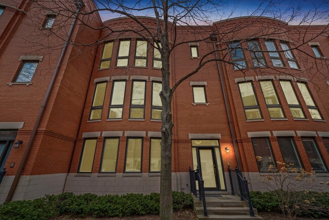 Building Photo - 430 N Canal St