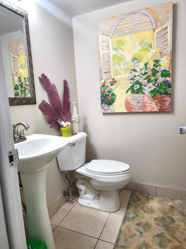 Building Photo - 804 SE 7th St