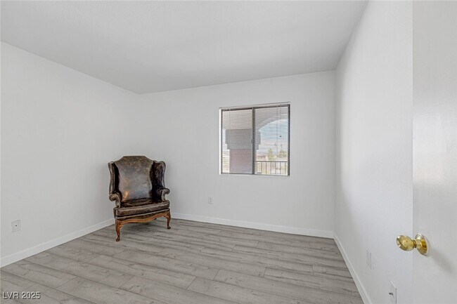 Building Photo - 950 Seven Hills Dr
