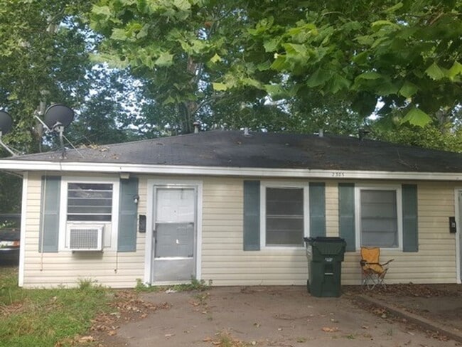 Primary Photo - 2 bedroom apartment off Trenton st!