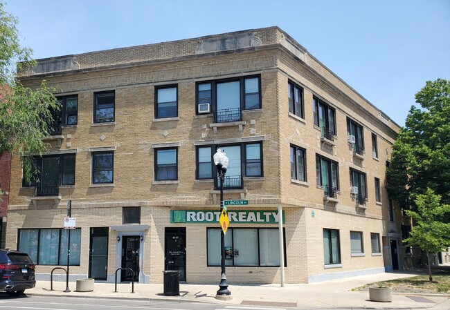 Building Photo - North Center / Lincoln Square – Updated Co...