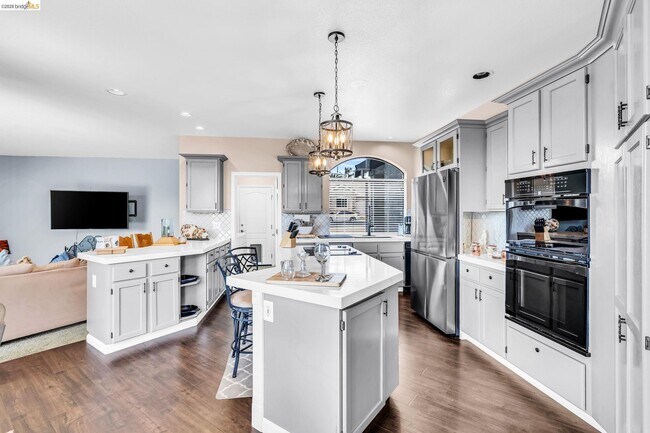 Building Photo - 5640 Edgeview Dr
