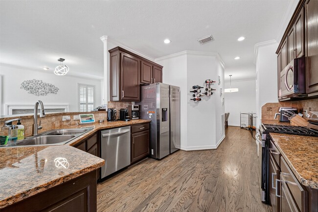 Building Photo - 1015 Enclave Square S
