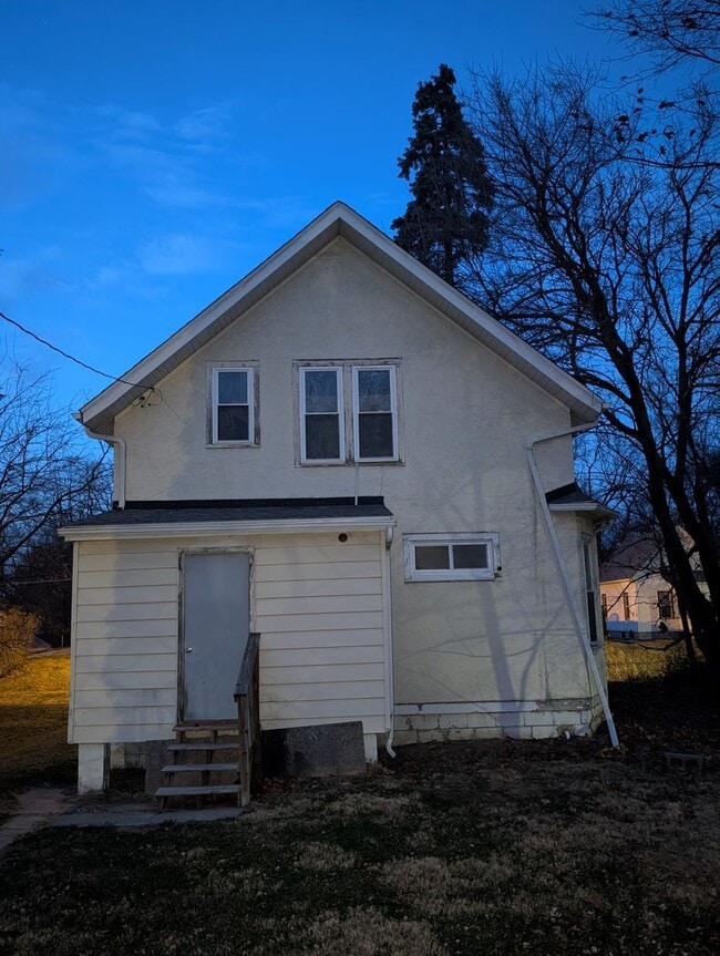 Building Photo - Charming 3 Bedroom Home with Screened Porch and 2 Car Garage