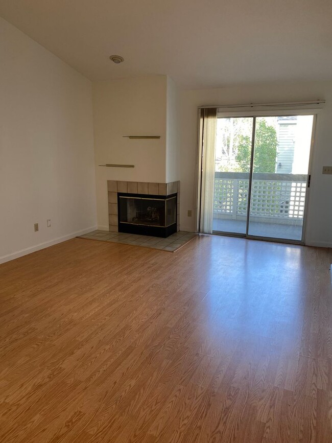 Building Photo - 2 bed 2 bath Condo in Park Almaden available now!