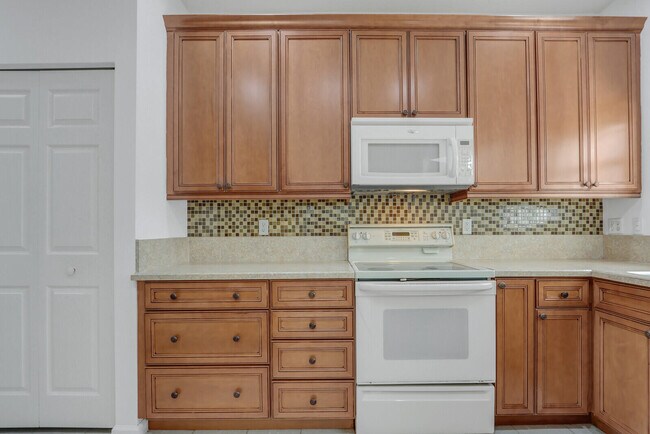 Building Photo - 479 Tequesta Dr