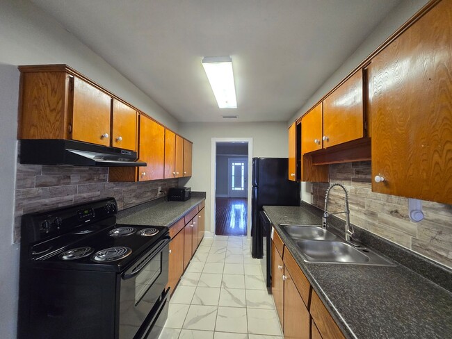 Building Photo - AVAILABLE NOW - Charming 3 Bed / 2 Bath Ho...