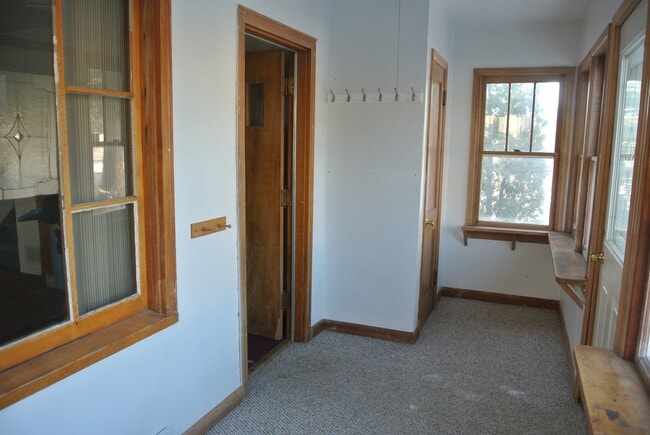 Building Photo - 4 Bedroom House!