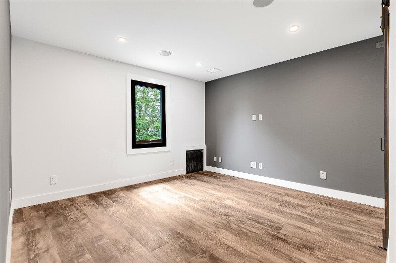 Building Photo - 71-31 Loubet St