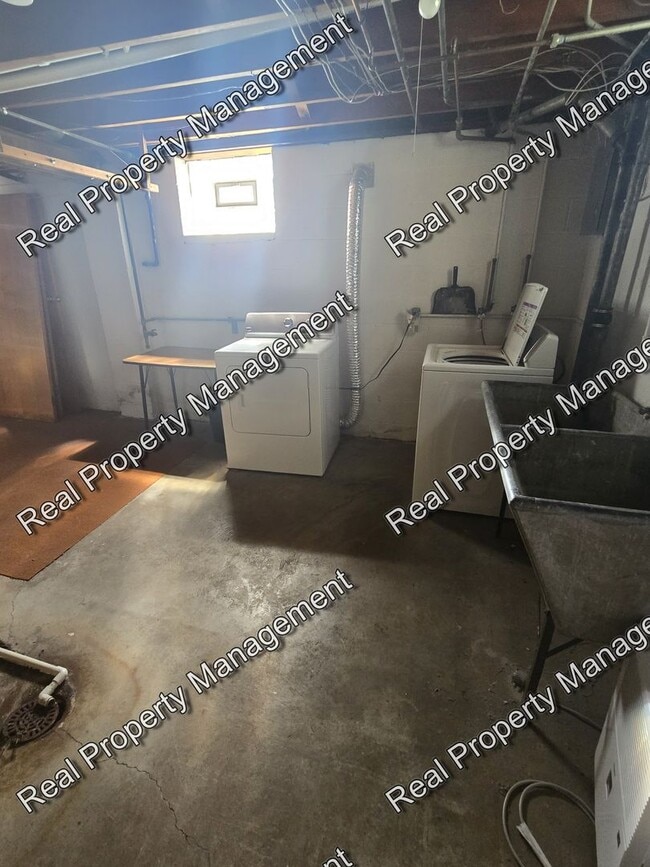 Building Photo - Spacious Three Bedroom