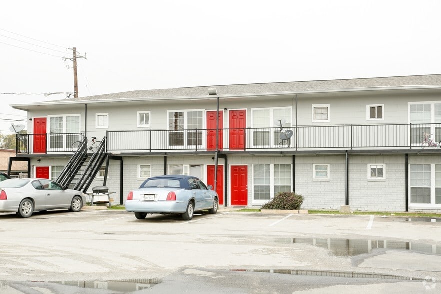 Primary Photo - Golfcrest Apartments