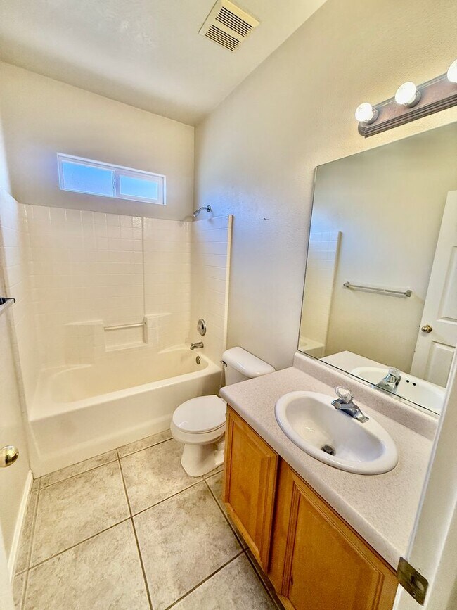 Building Photo - 2050 W Canyon View Dr