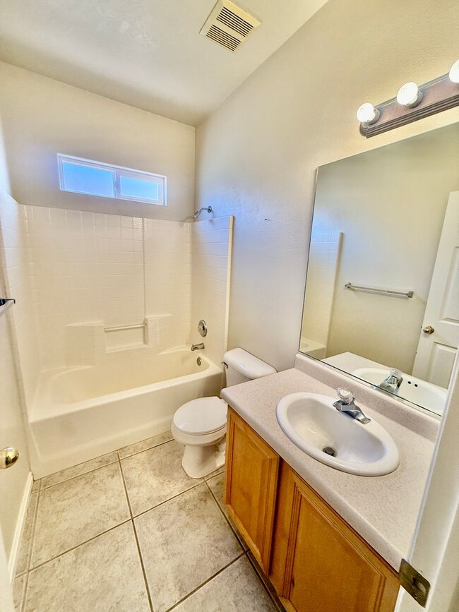 Building Photo - 3 Bedroom 2 Bath - Canyon View