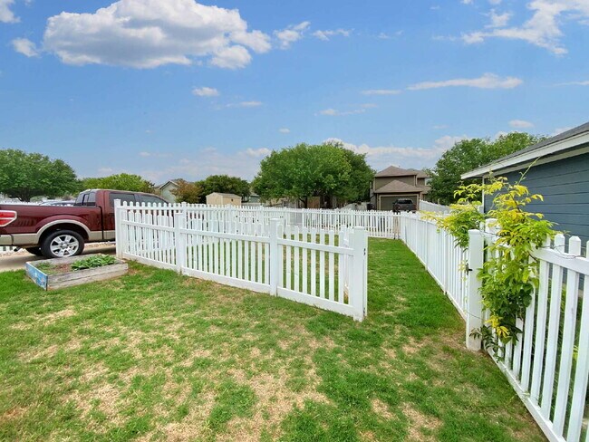 Building Photo - "Charming 3-Bedroom Retreat in Kyle, TX with Spacious Living and Modern Comforts!"