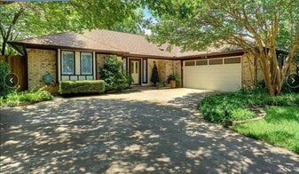 Building Photo - 2929 Cresthaven Dr