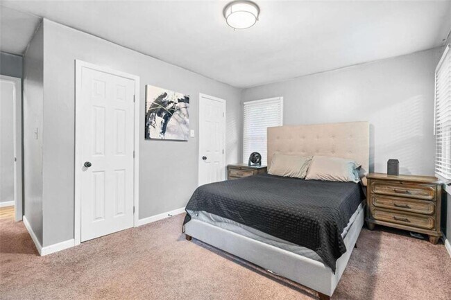 Building Photo - 2150 Meadowlane Dr SW