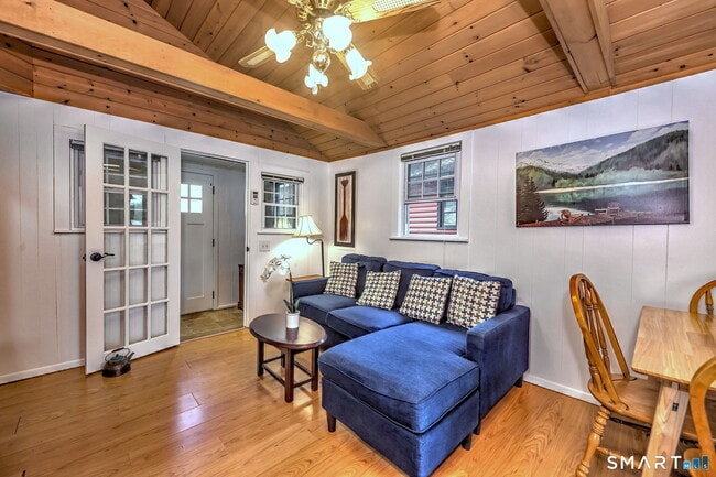 Building Photo - 10 Old Pinewood Trail