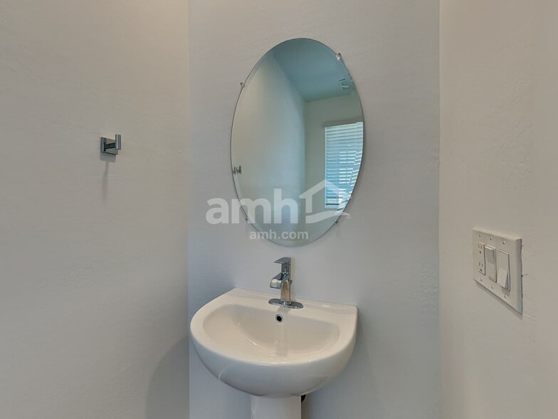 Building Photo - 18450 W El Cortez Pl