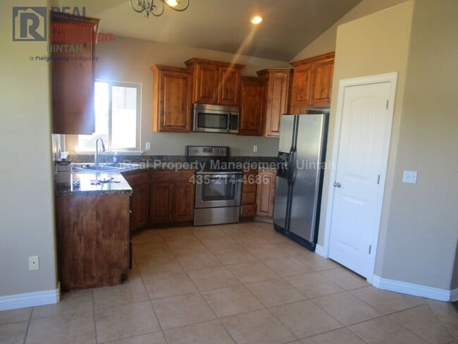 Building Photo - Beautiful 6 bedroom, 3 Bath, 3 Car Garage ...