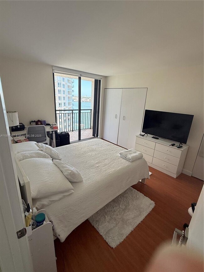 Building Photo - 540 Brickell Key Dr