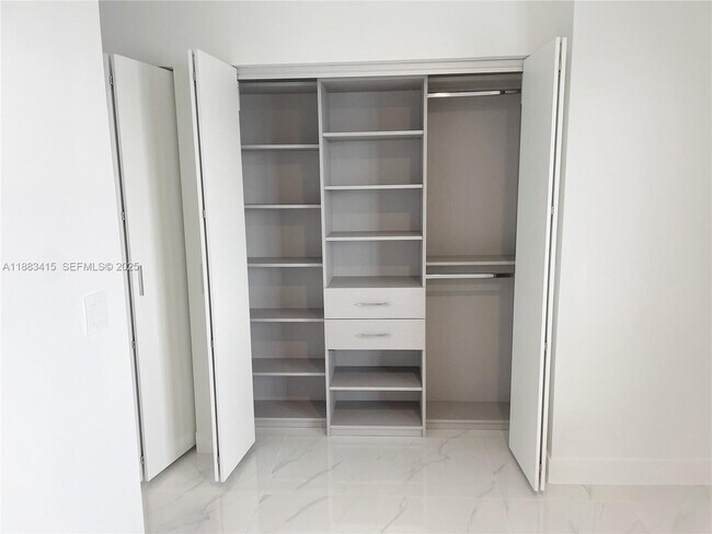 Building Photo - 700 NE 24th St