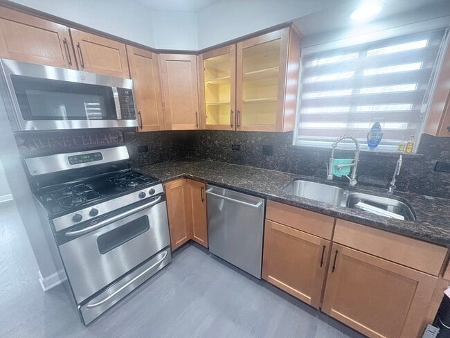 Building Photo - 1004 Longford Rd