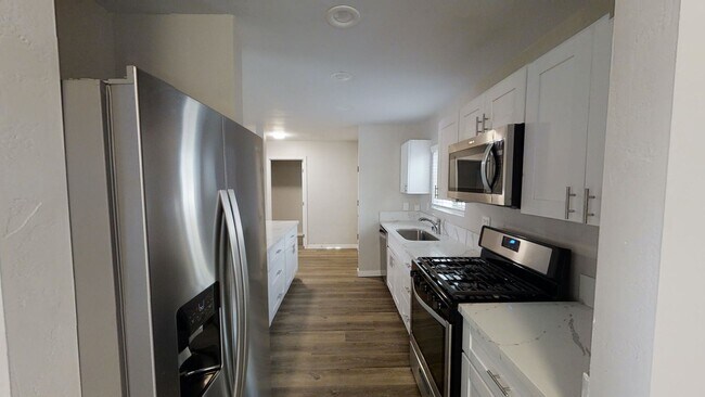 Building Photo - 4BD/2BA with Parking!