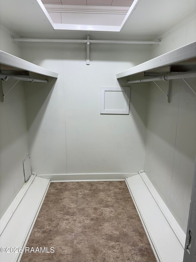 Building Photo - 208 St Anne St