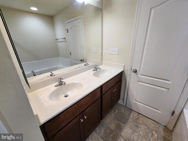 Building Photo - 104 Oflannery Ct