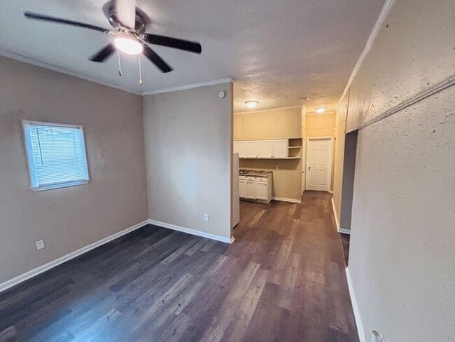 Building Photo - Charming 4-Bedroom Home in a Convenient Lo...