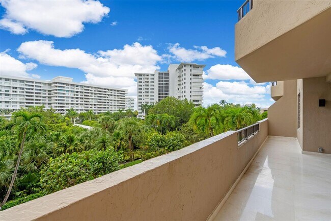 Building Photo - 251 Crandon Blvd