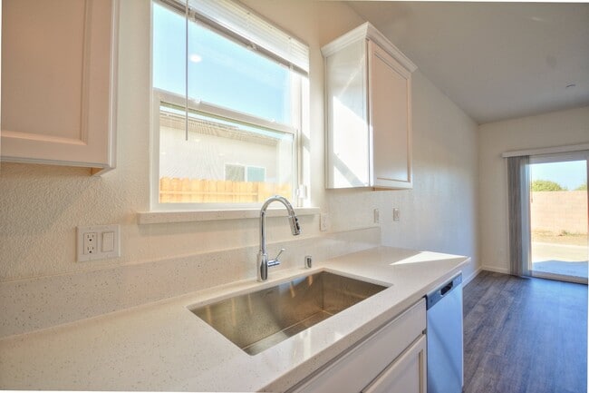 Building Photo - Newer home with solar AVAILABLE NOW!