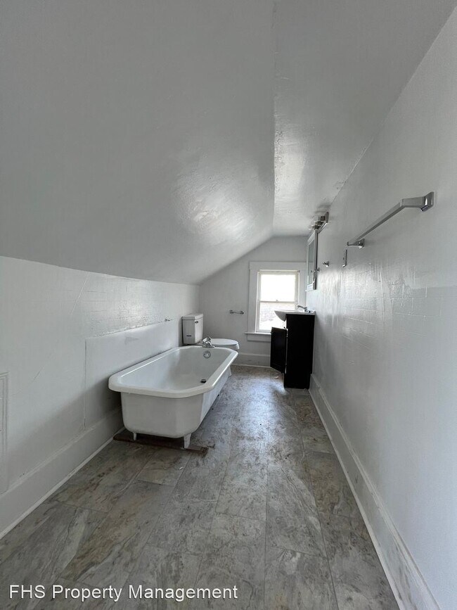 Building Photo - 1 br, 1 bath House - 1032 E Commercial Unit A